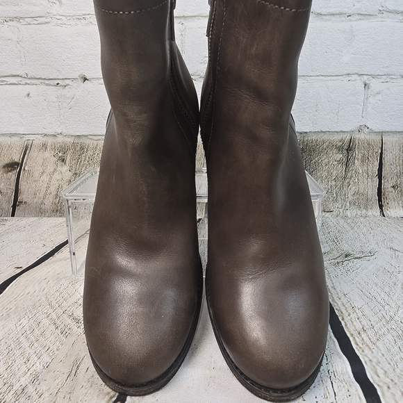 FRYE ADDIE BOOTIES SMOKE BROWN LEATHER INSIDE ZIP 2.5 INCH HEEL WOMENS SIZE 6.5 - Picture 5 of 10